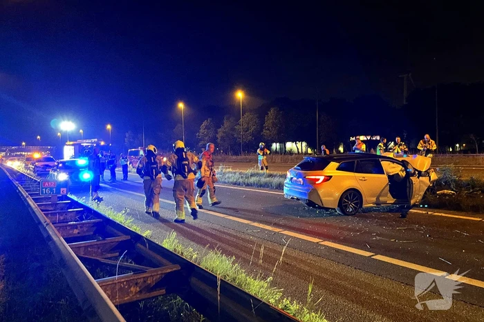 Auto klapt op rimpelbuisobstakelbeveiliger tijdens achtervolging