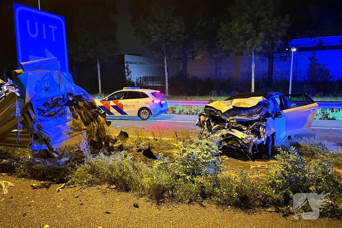 Auto klapt op rimpelbuisobstakelbeveiliger tijdens achtervolging