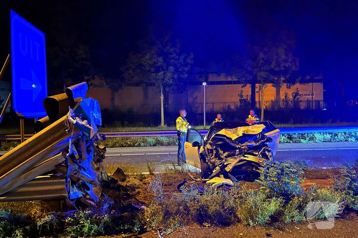 Auto klapt op rimpelbuisobstakelbeveiliger tijdens achtervolging