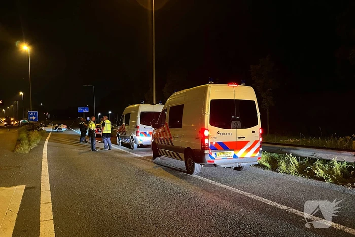 Auto klapt op rimpelbuisobstakelbeveiliger tijdens achtervolging