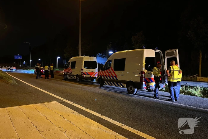 Auto klapt op rimpelbuisobstakelbeveiliger tijdens achtervolging