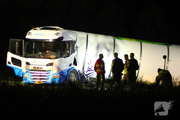 Melkwagen kantelt en verliest melk