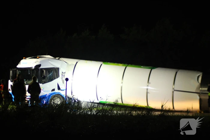 Melkwagen kantelt en verliest melk