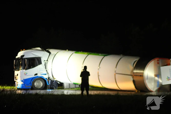 Melkwagen kantelt en verliest melk
