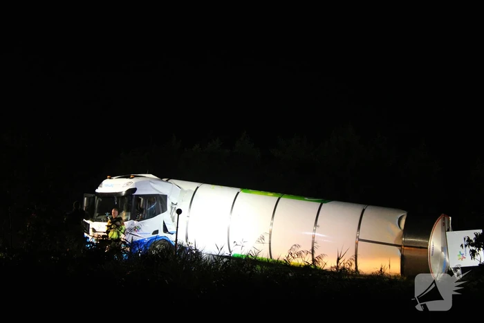 Melkwagen kantelt en verliest melk