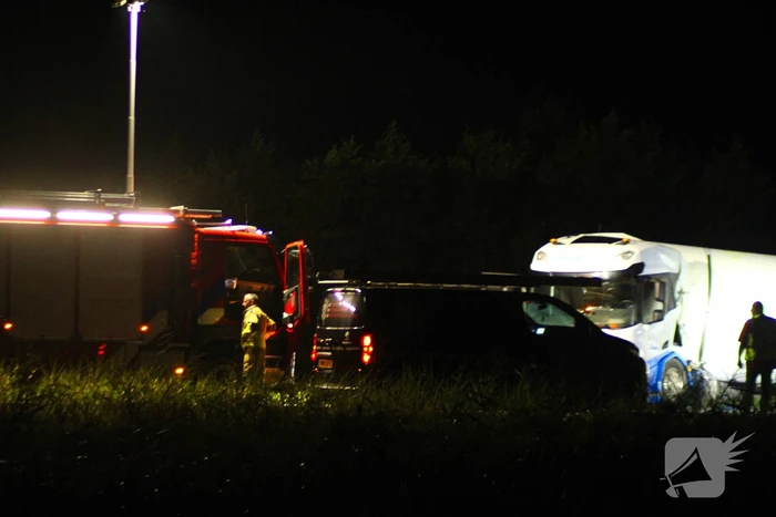 Melkwagen kantelt en verliest melk