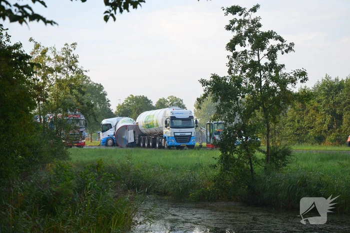 Melkwagen kantelt en verliest melk