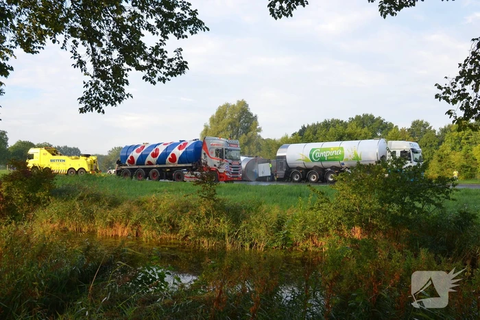 Melkwagen kantelt en verliest melk