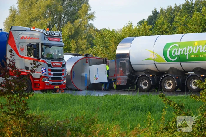 Melkwagen kantelt en verliest melk