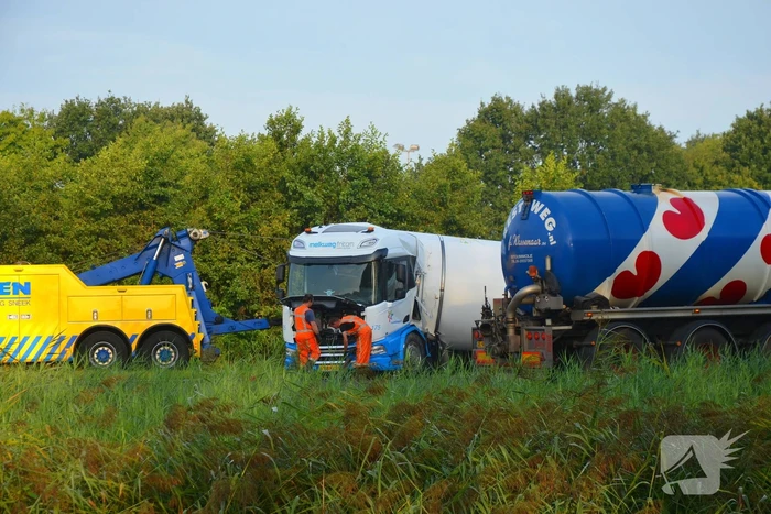 Melkwagen kantelt en verliest melk