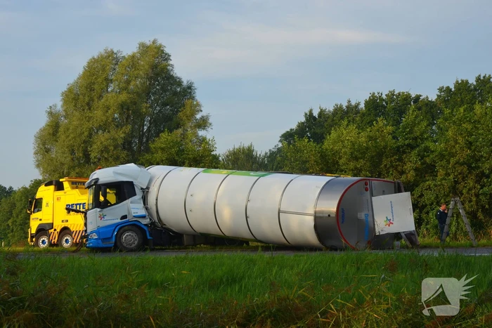 Melkwagen kantelt en verliest melk