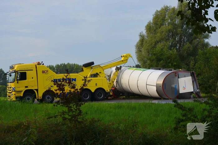 Melkwagen kantelt en verliest melk