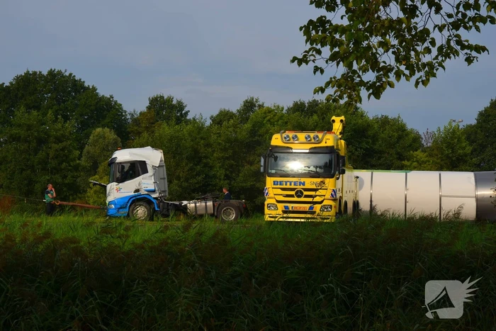 Melkwagen kantelt en verliest melk