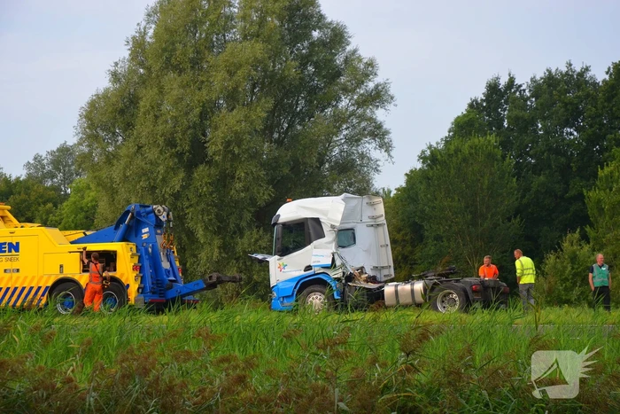 Melkwagen kantelt en verliest melk