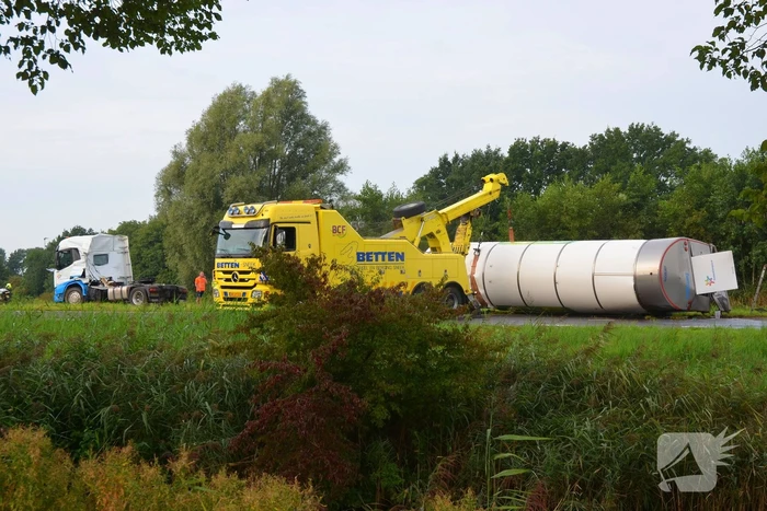 Melkwagen kantelt en verliest melk