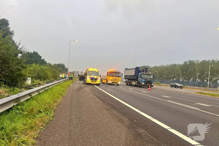 Auto zwaar beschadigd na ongeval op de snelweg