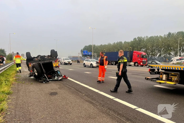 Auto zwaar beschadigd na ongeval op de snelweg