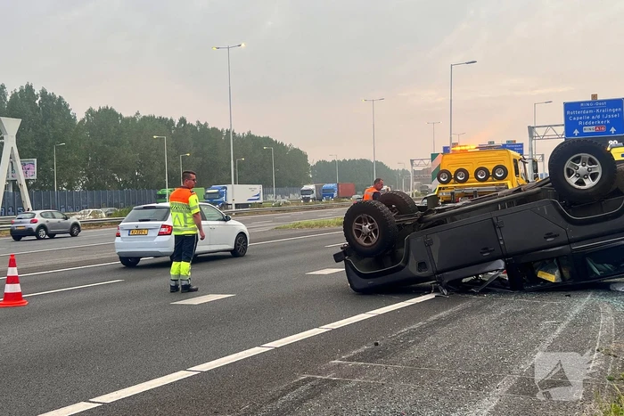 Auto zwaar beschadigd na ongeval op de snelweg