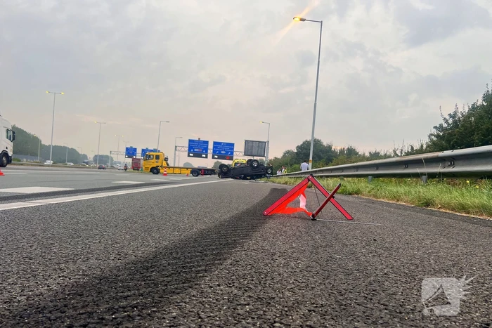 Auto zwaar beschadigd na ongeval op de snelweg