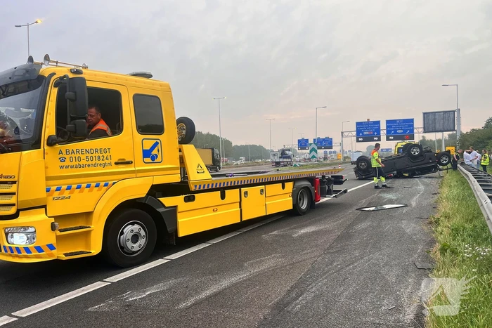 Auto zwaar beschadigd na ongeval op de snelweg