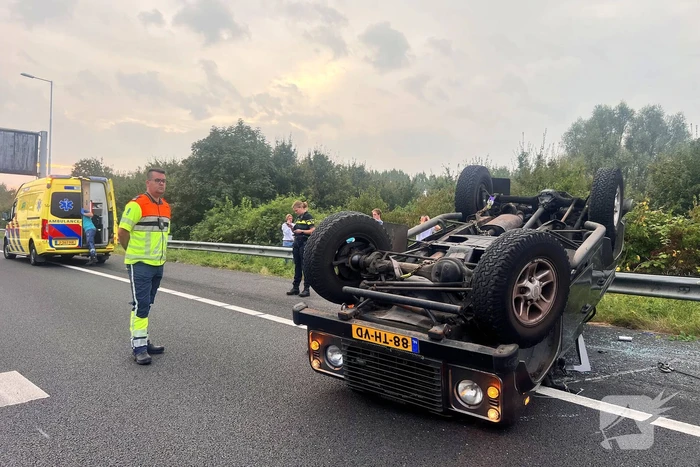 Auto zwaar beschadigd na ongeval op de snelweg