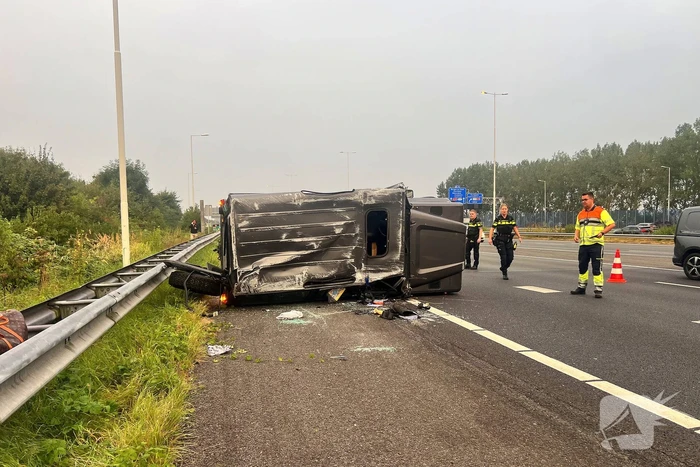 Auto zwaar beschadigd na ongeval op de snelweg