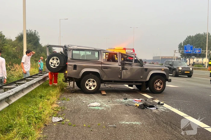 Auto zwaar beschadigd na ongeval op de snelweg