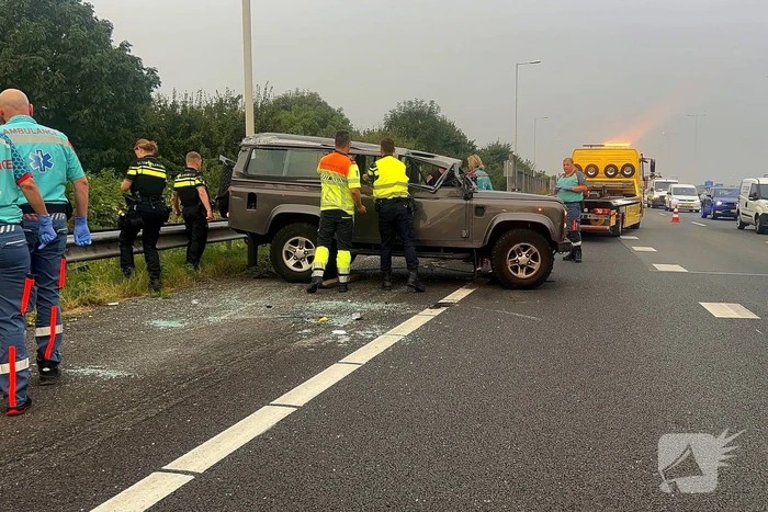 Auto zwaar beschadigd na ongeval op de snelweg