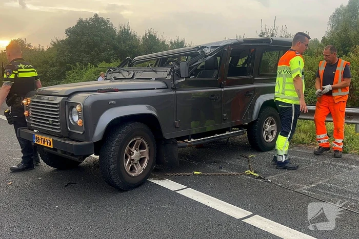 Auto zwaar beschadigd na ongeval op de snelweg