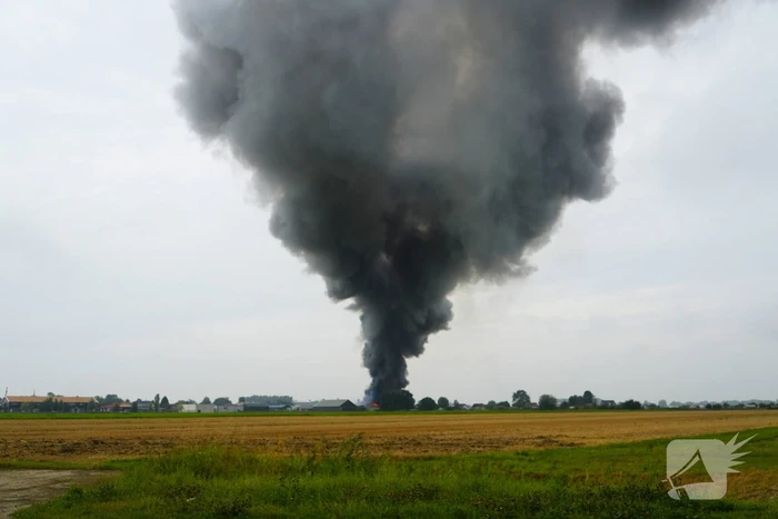 Rookontwikkeling bij zeer grote brand in loods