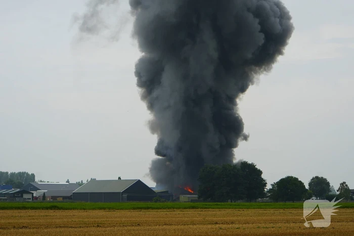 Rookontwikkeling bij zeer grote brand in loods