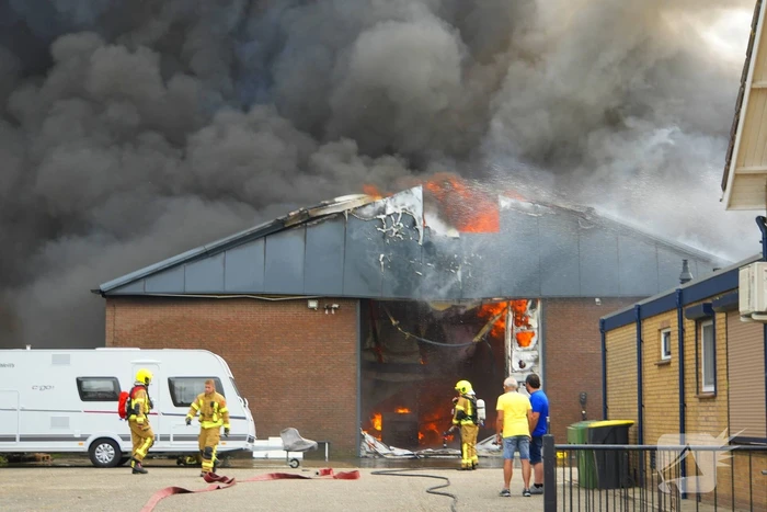 Rookontwikkeling bij zeer grote brand in loods