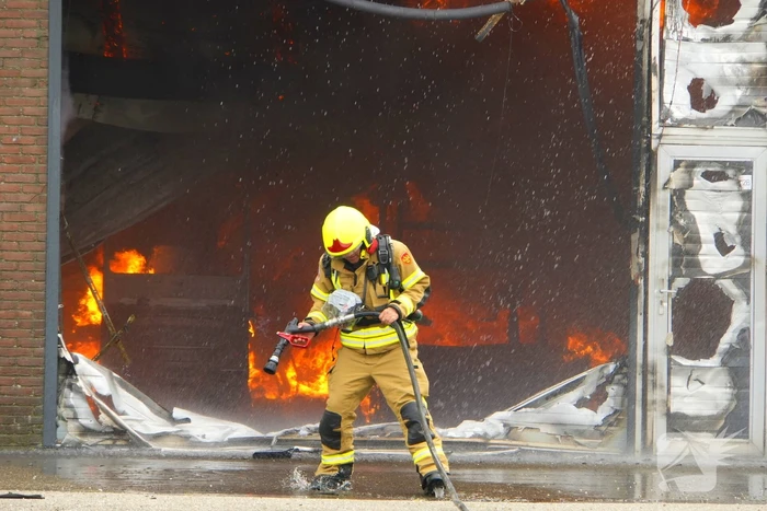 Rookontwikkeling bij zeer grote brand in loods