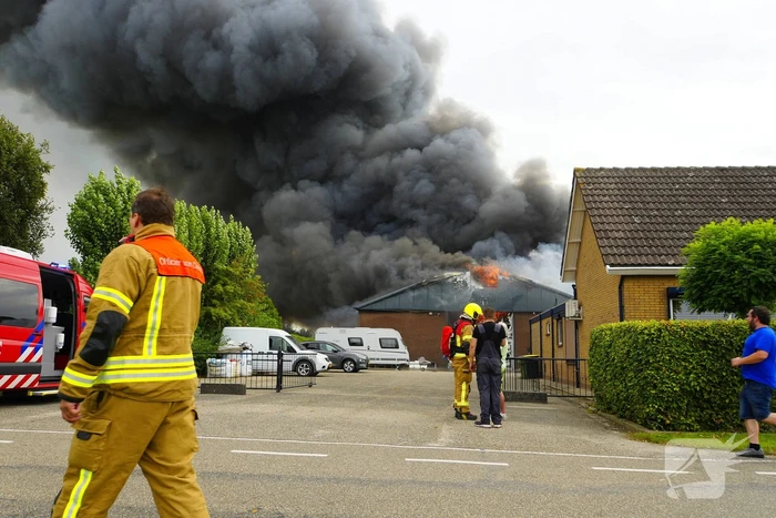 Rookontwikkeling bij zeer grote brand in loods