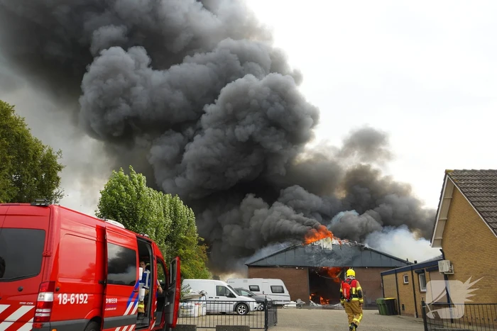Rookontwikkeling bij zeer grote brand in loods