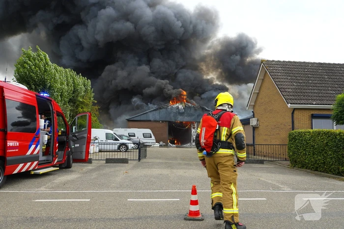 Rookontwikkeling bij zeer grote brand in loods