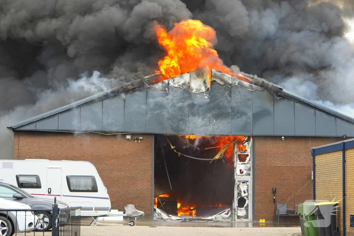 Rookontwikkeling bij zeer grote brand in loods