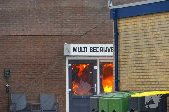 Rookontwikkeling bij zeer grote brand in loods
