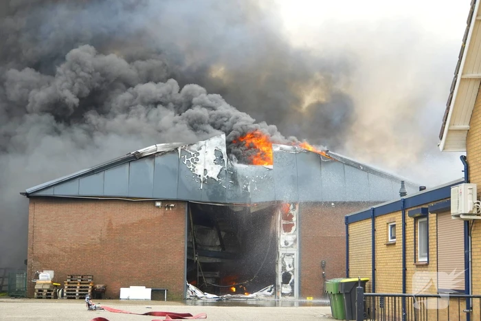 Rookontwikkeling bij zeer grote brand in loods