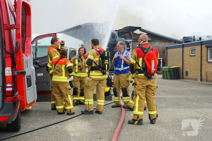 Rookontwikkeling bij zeer grote brand in loods