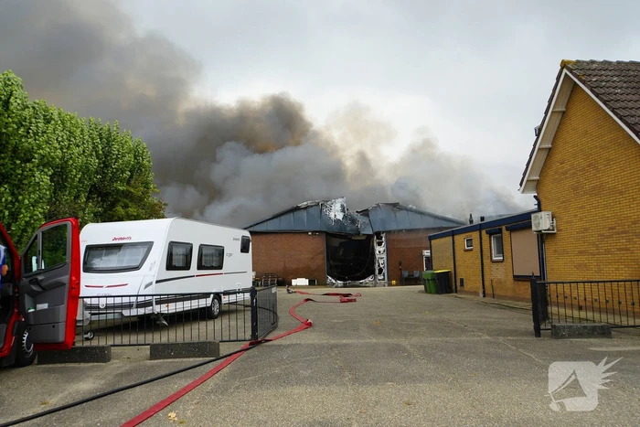Rookontwikkeling bij zeer grote brand in loods