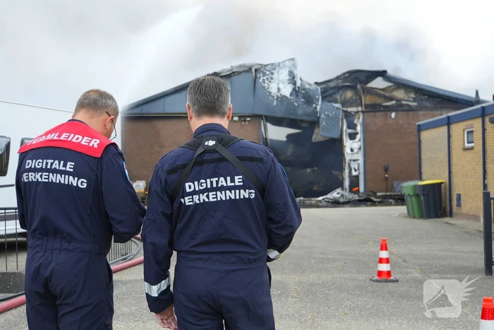 Rookontwikkeling bij zeer grote brand in loods