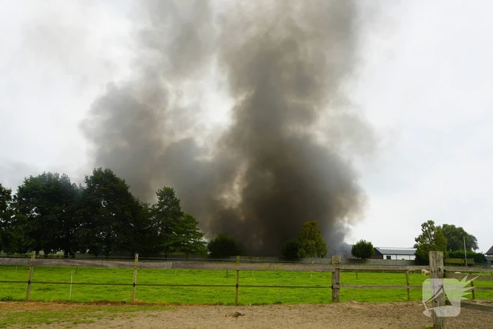 Rookontwikkeling bij zeer grote brand in loods