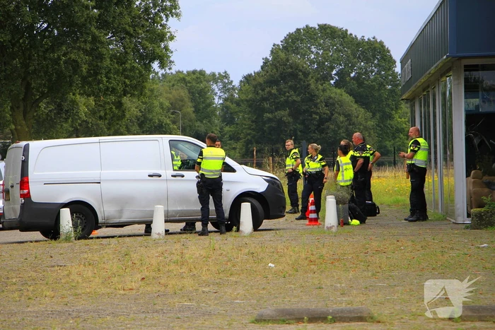 Politie houdt controle bij tankstation