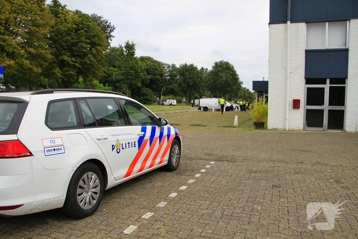 Politie houdt controle bij tankstation