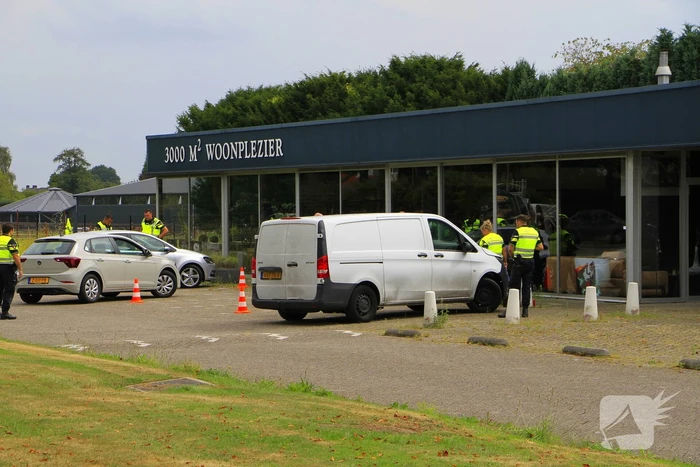 Politie houdt controle bij tankstation