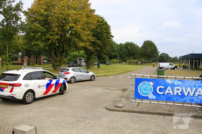 Politie houdt controle bij tankstation
