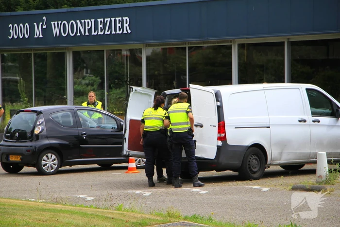 Politie houdt controle bij tankstation