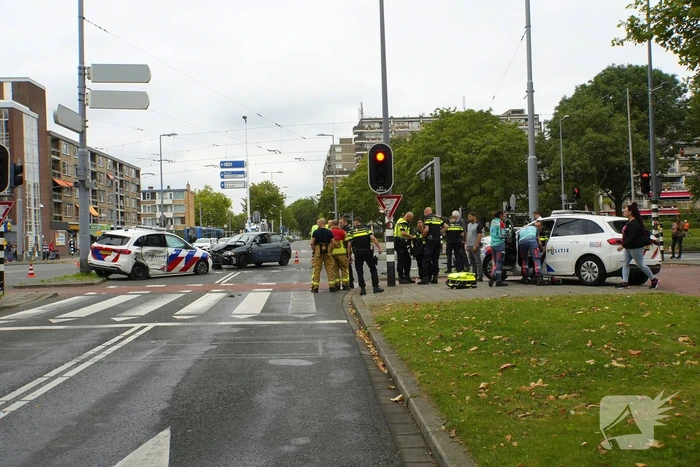 Politieauto zwaar beschadigd bij achtervolging, agent gewond