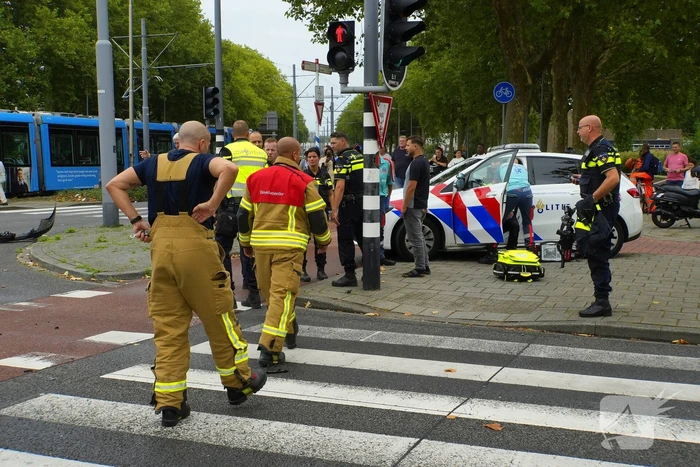 Politieauto zwaar beschadigd bij achtervolging, agent gewond